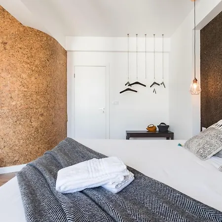 Lisbon Airport Suites Apartment *